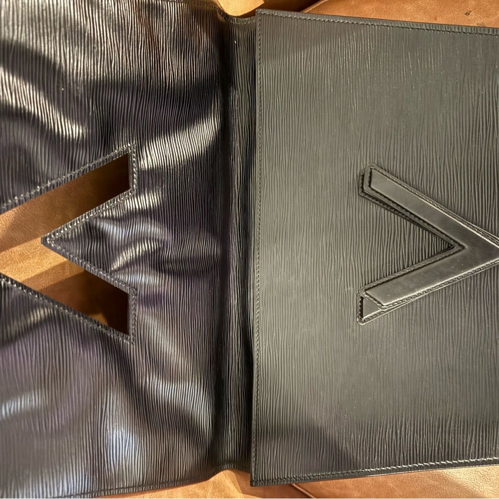 Louis Vuitton Pochette Trapeze twist clutch in black Epi leather - Picture 5 of 9